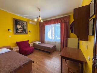 Гостиница Отдых у Александра Геленджик стандарт 2+1 с раздельными кроватями-1